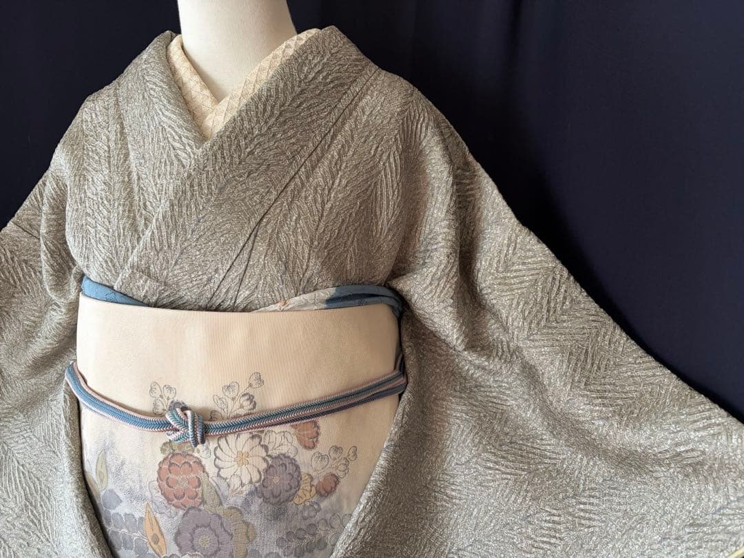 【小紋】藤娘きぬたや　杢目絞り　極上たたき柄生地　薄い抹茶色　しつけ付き