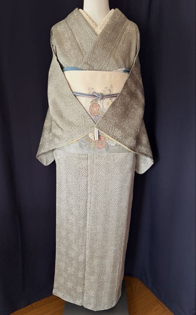 【小紋】藤娘きぬたや　杢目絞り　極上たたき柄生地　薄い抹茶色　しつけ付き