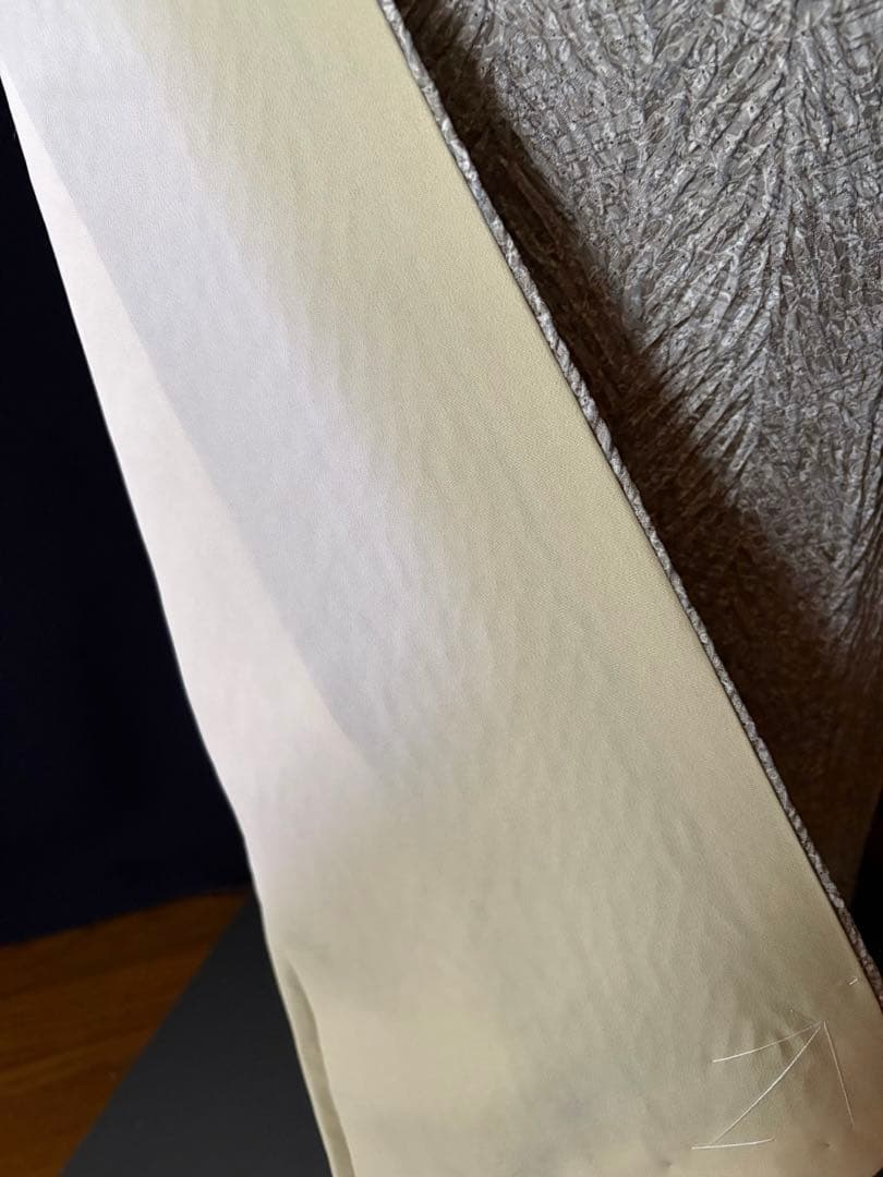 【小紋】藤娘きぬたや　杢目絞り　極上たたき柄生地　薄い抹茶色　しつけ付き