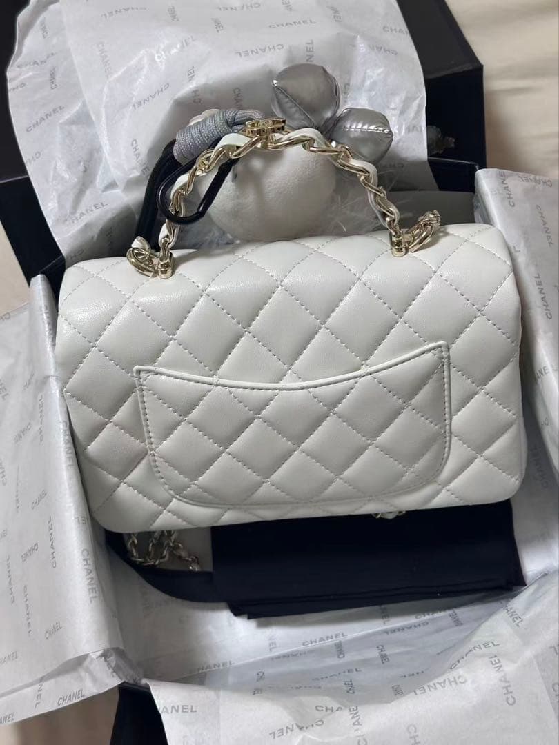 ホワイト　キルティング チェーンショルダーバッグ 箱付き