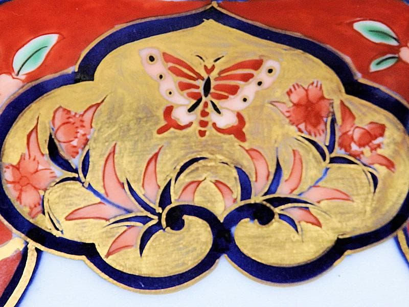大聖寺伊万里　金襴手　百花繚乱　花籠に蝶の図　８寸半皿　E397AS-COa