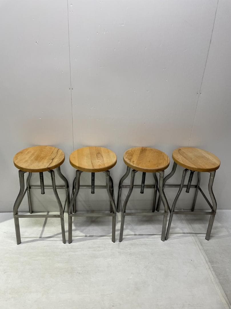 3.【高さ調節可能】カウンタースツール