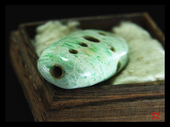 縄文期★縦横貫通多孔超大きな音が鳴る上古糸魚川硬玉翡翠製★極希少勾玉石笛大珠