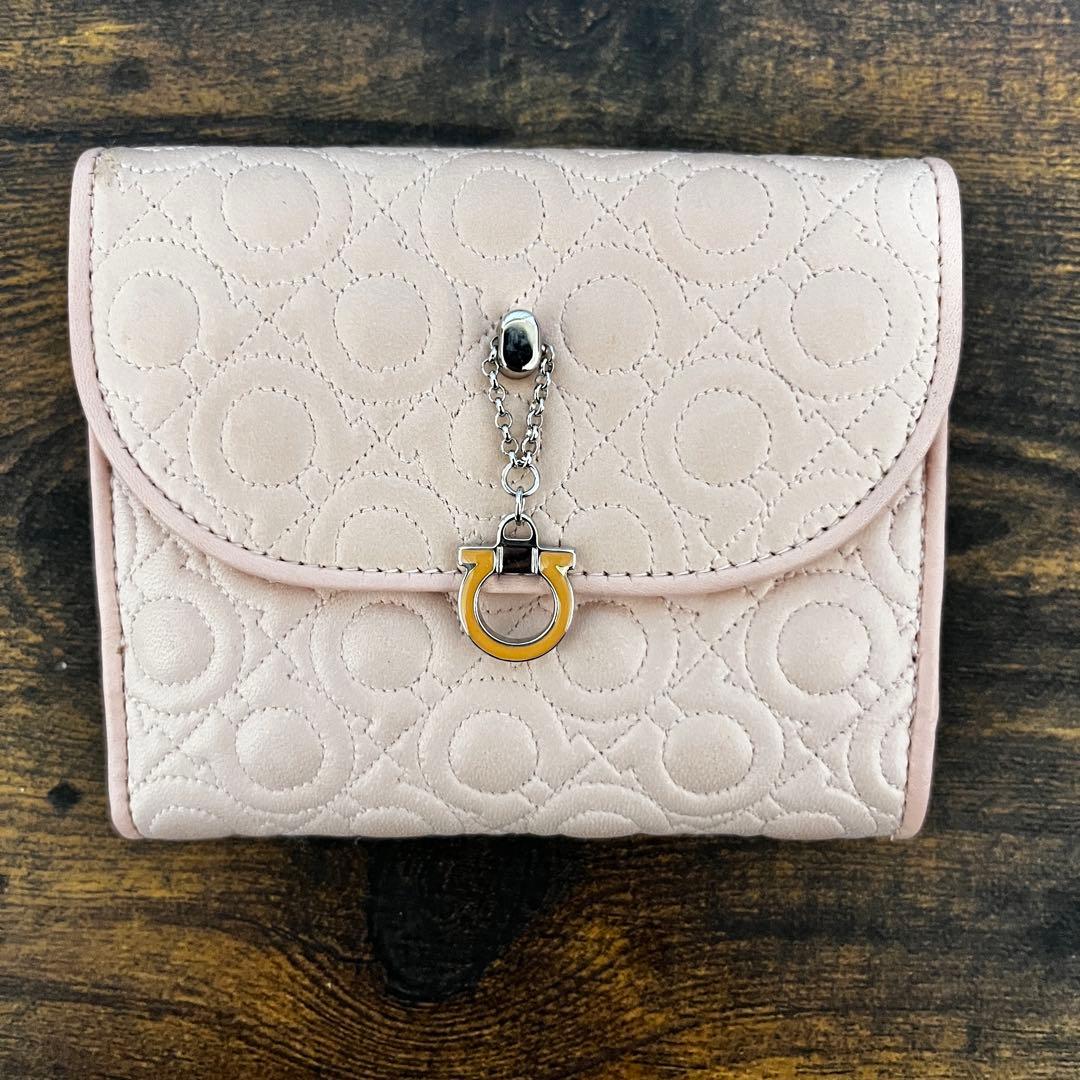 フェラガモ 二つ折り財布 ピンク