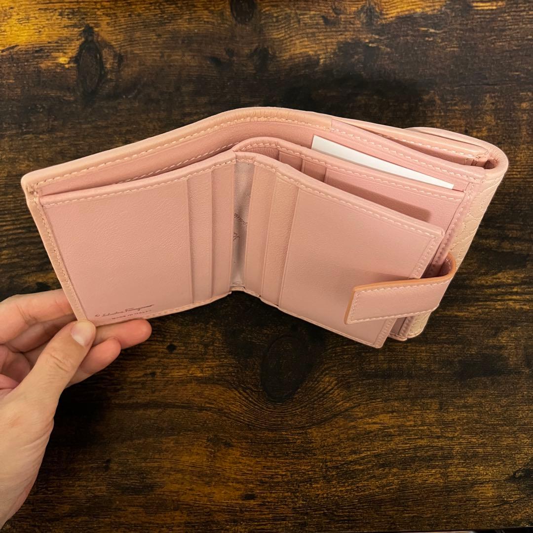 フェラガモ 二つ折り財布 ピンク