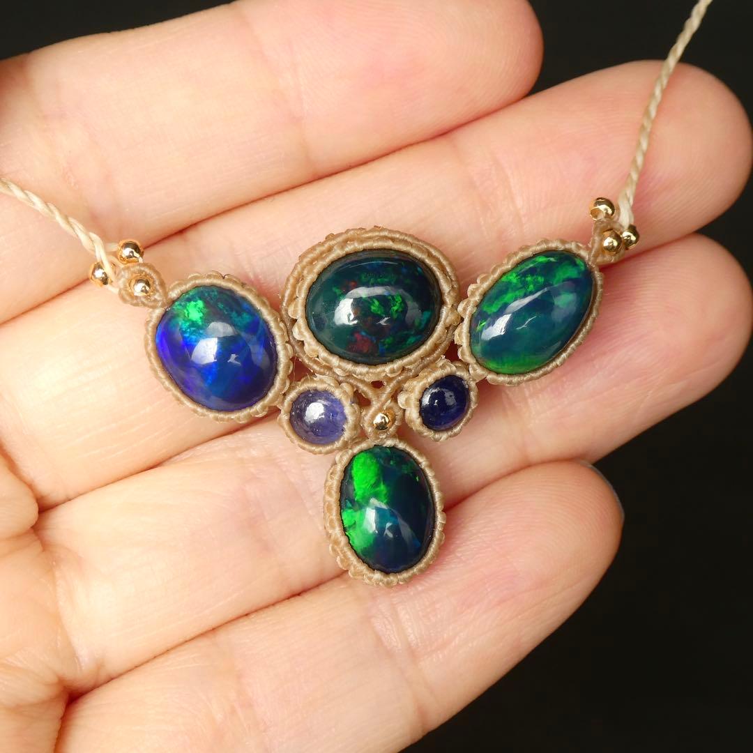 宝石質ブラックオパールとサファイアのマクラメネックレス