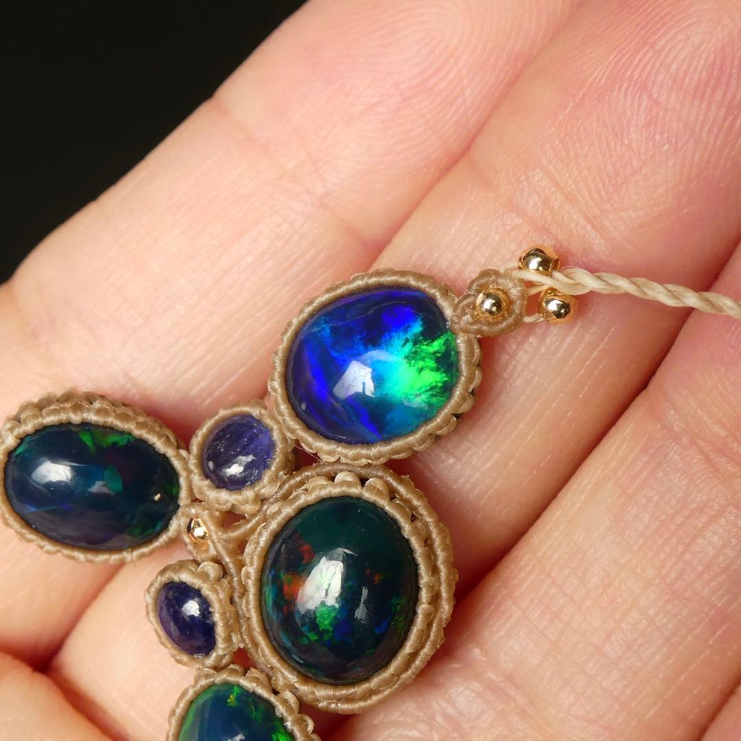 宝石質ブラックオパールとサファイアのマクラメネックレス