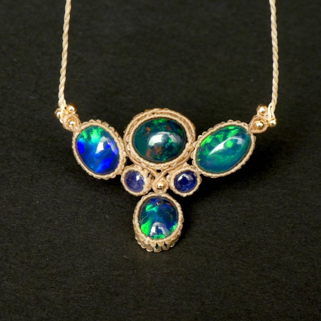 宝石質ブラックオパールとサファイアのマクラメネックレス