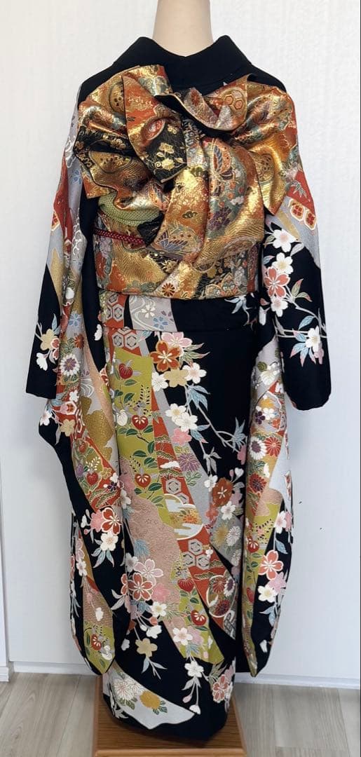 裄６９．５ｃｍ　豪華　４点セット　黒地に金駒刺繍 も豪華な振袖