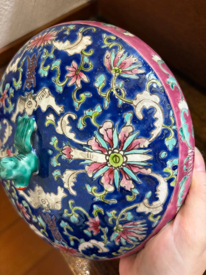 陶器の蓋付き容器