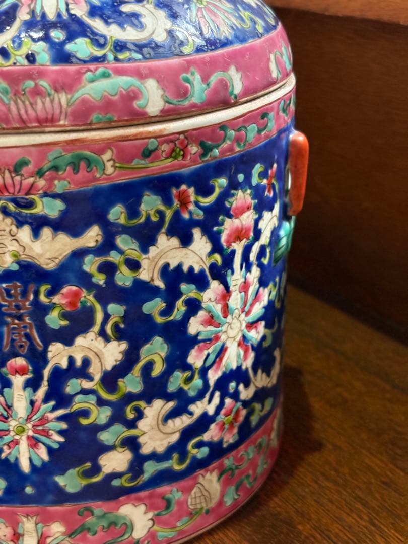 陶器の蓋付き容器