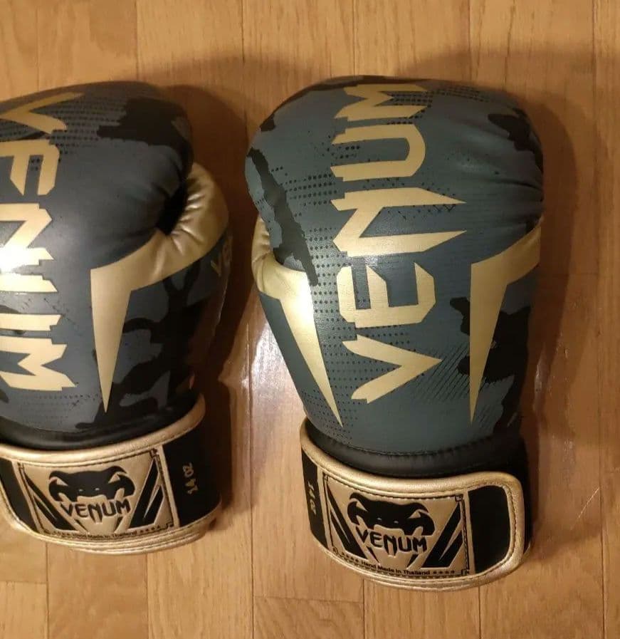美品 VENUM エリート ボクシング グローブ 14oz ダークカモ/ゴールド