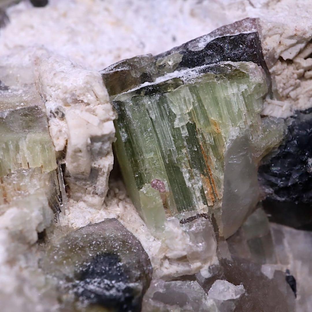 大きい！ トルマリンざくざく！ クォーツ母岩 電気石726.9g T768 原石