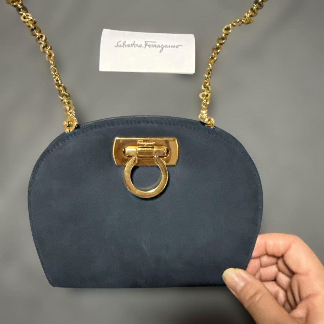 最終価格　フェラガモ チェーン ショルダーバッグ ガンチーニ　ゴールド金具
