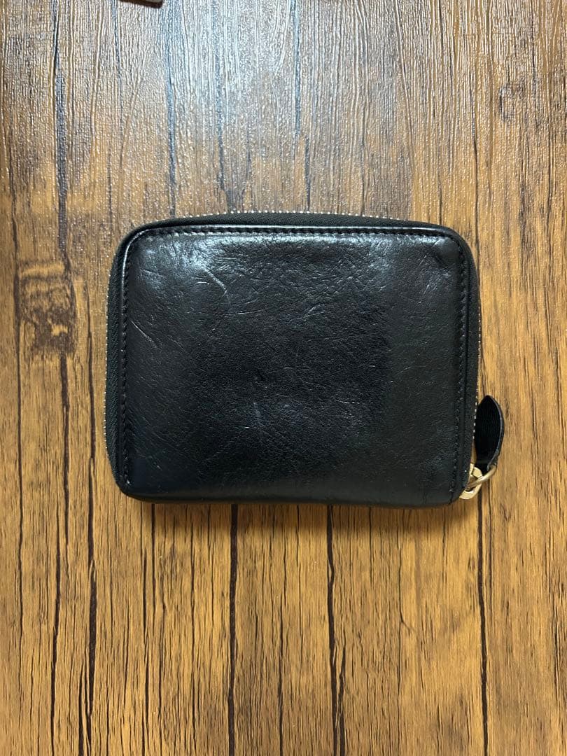 黒いレザー二つ折り財布