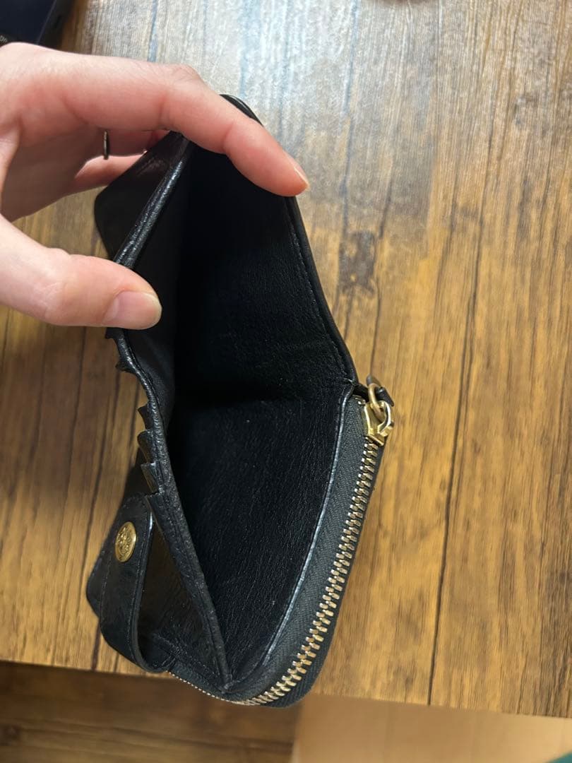 黒いレザー二つ折り財布
