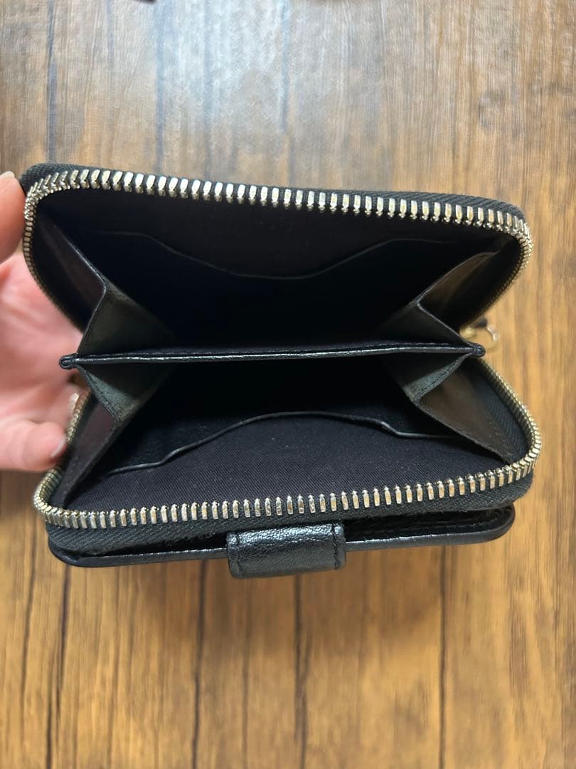 黒いレザー二つ折り財布