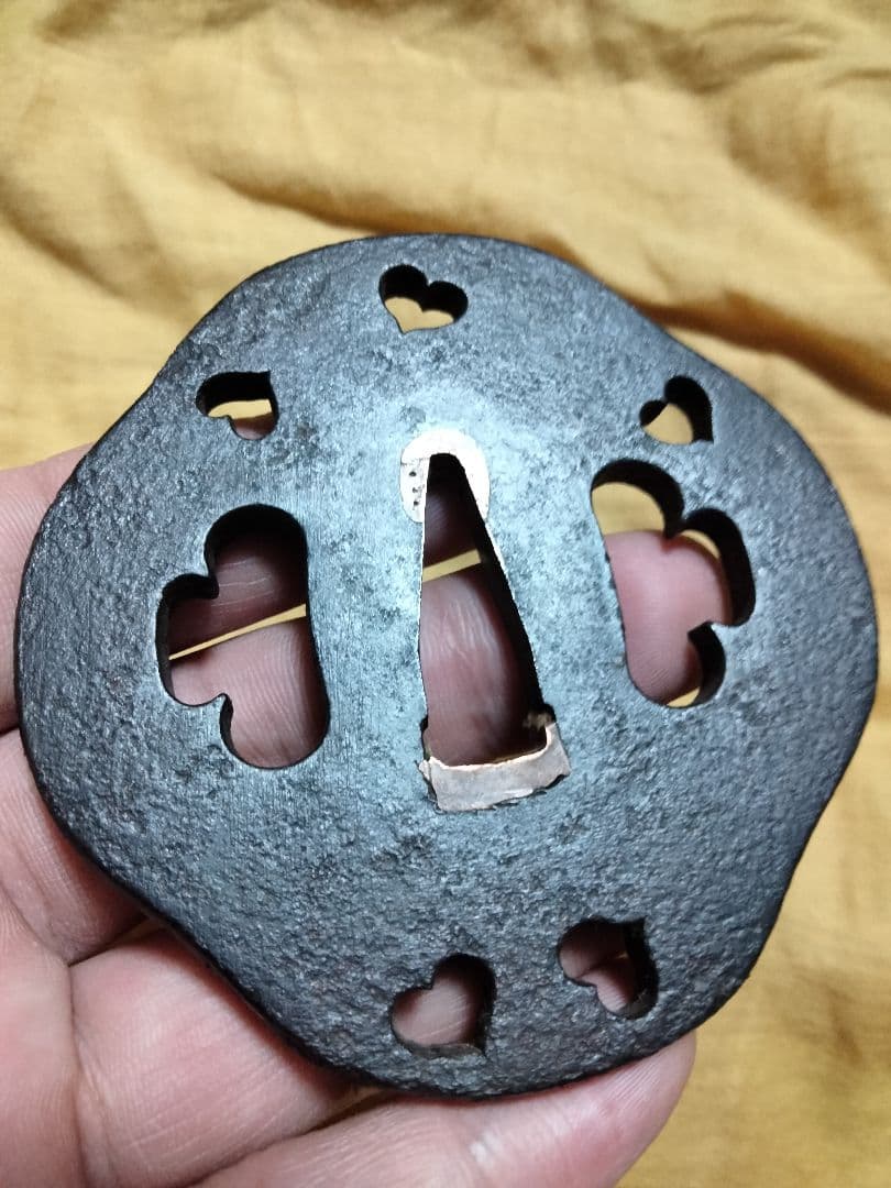 珍品　鉄鍔　鐔　(駿河家信　猪目小透かし)　江戸時代　箱付き