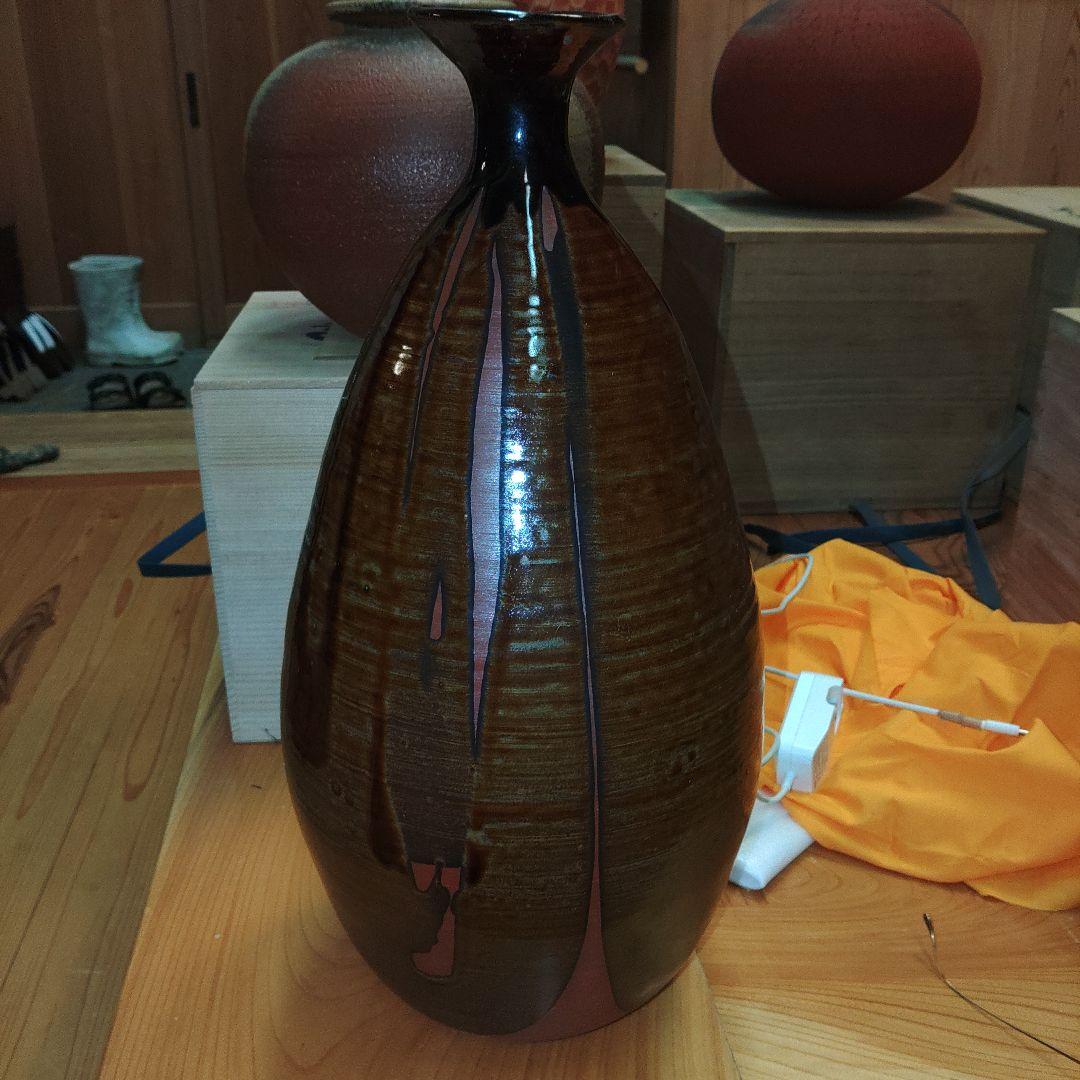 佐渡無明異焼　国三窯　鉄釉大徳利　高さ47cm　背景の物は付属しません