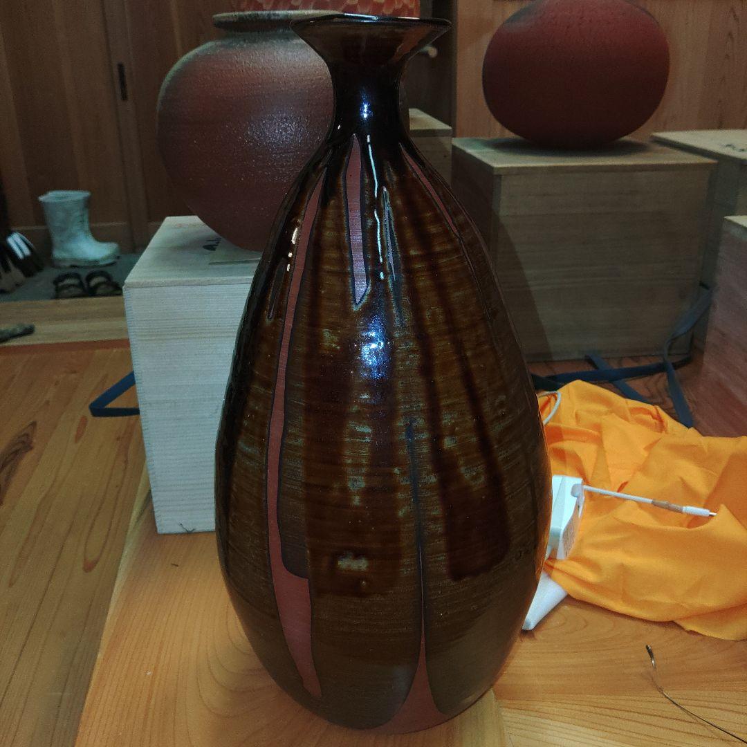 佐渡無明異焼　国三窯　鉄釉大徳利　高さ47cm　背景の物は付属しません