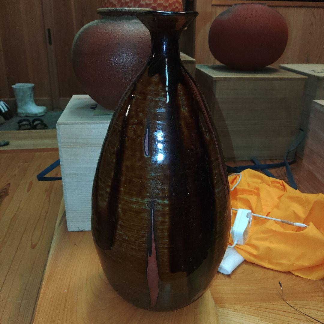 佐渡無明異焼　国三窯　鉄釉大徳利　高さ47cm　背景の物は付属しません