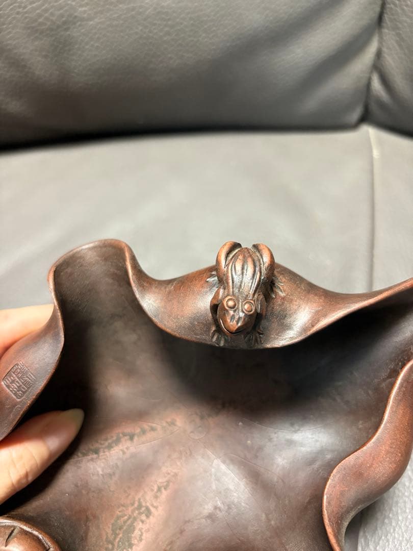 カエルと蓮の葉をモチーフにした置物