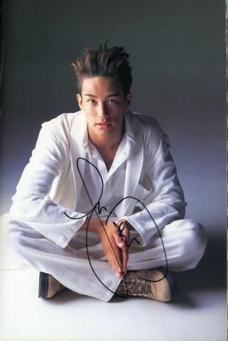 「ＴＯＫＩＯ ファースト写真集 ＩＮＩＴＩＡＬ」のメンバーサイン