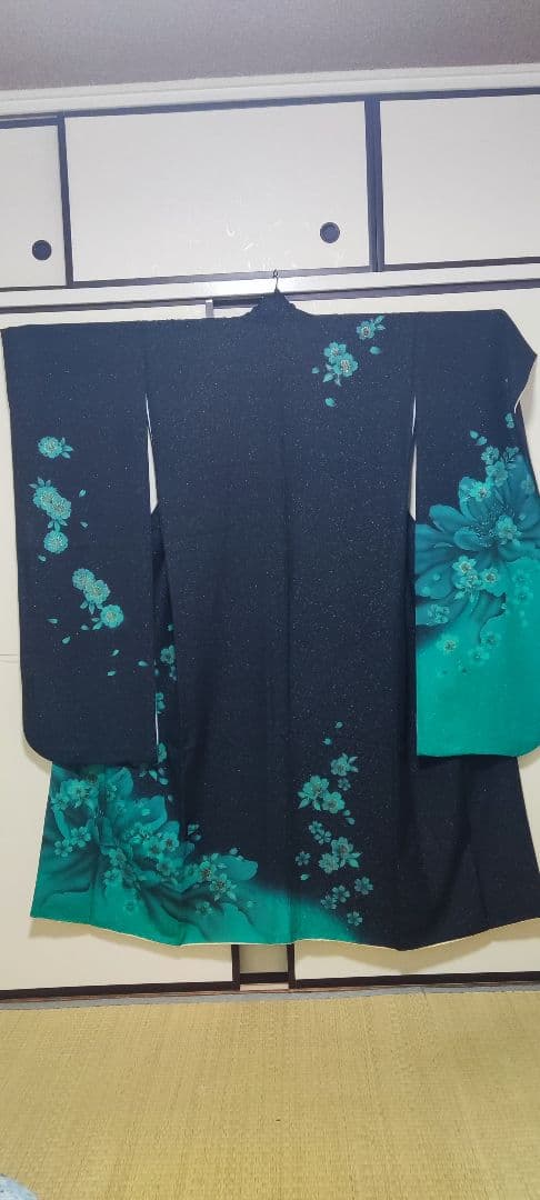 着物 振袖 正絹 未使用 (色)黒地ラメ、裾緑 (柄) 牡丹に桜 身丈164cm