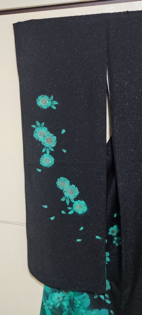 着物 振袖 正絹 未使用 (色)黒地ラメ、裾緑 (柄) 牡丹に桜 身丈164cm