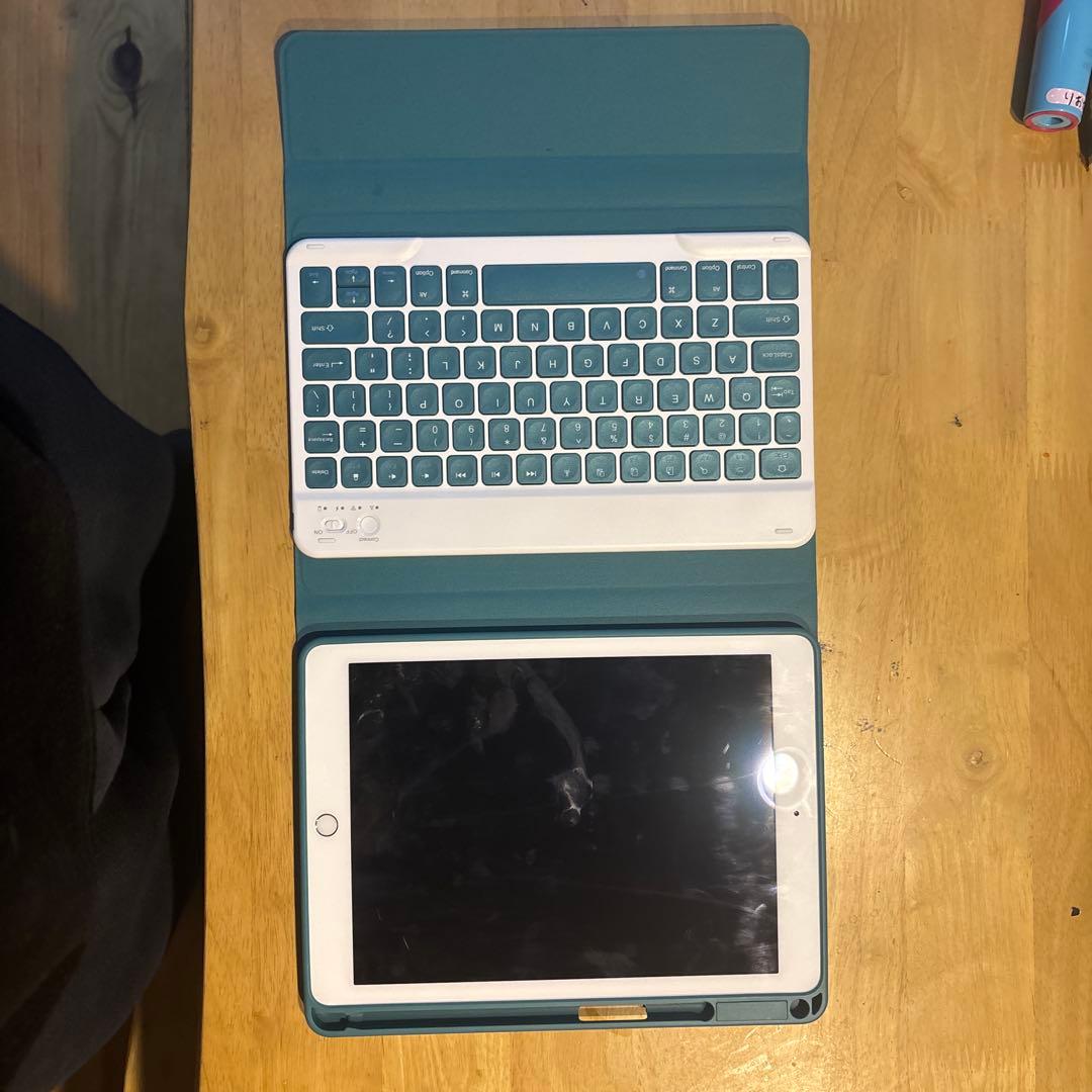 iPad シルバー 本体 + キーボードケース