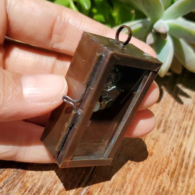 パイライト標本２　ペルー産　標本箱ペンダント