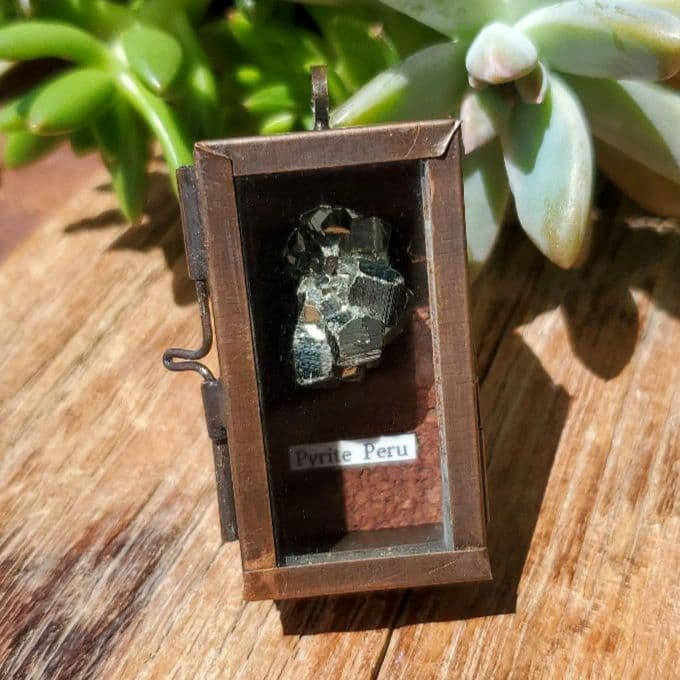 パイライト標本２　ペルー産　標本箱ペンダント