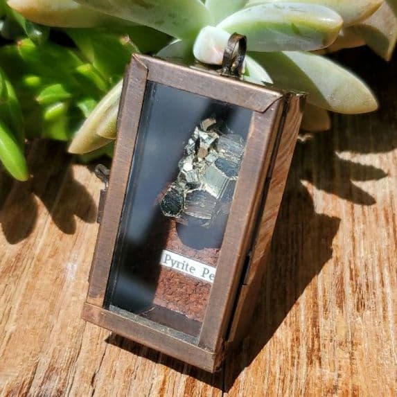 パイライト標本２　ペルー産　標本箱ペンダント