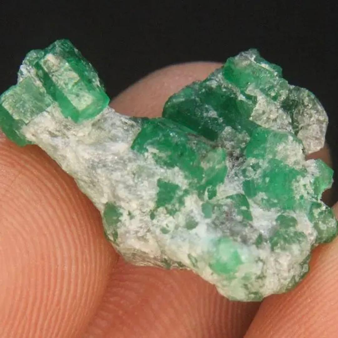 エメラルドの天然クラスター