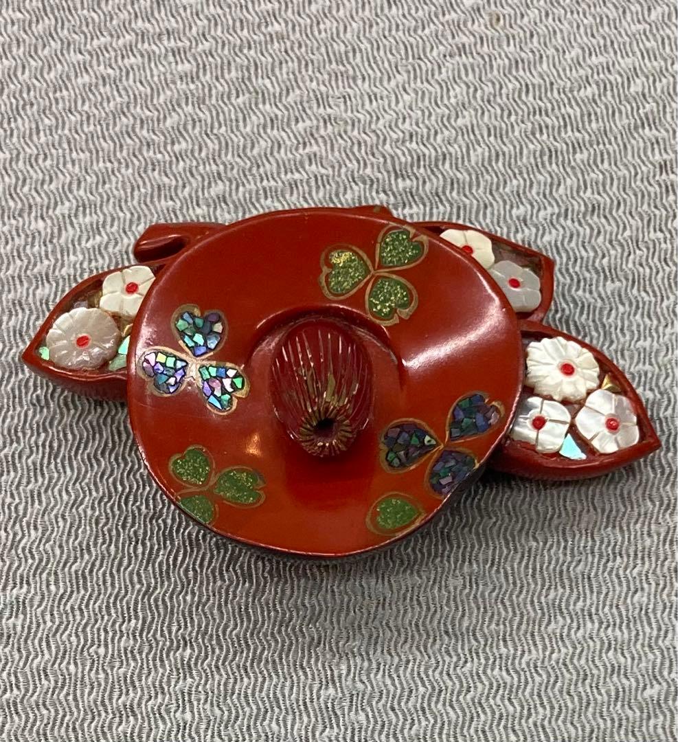 B65s  朱塗椿花形 帯留　菊花　螺鈿細工