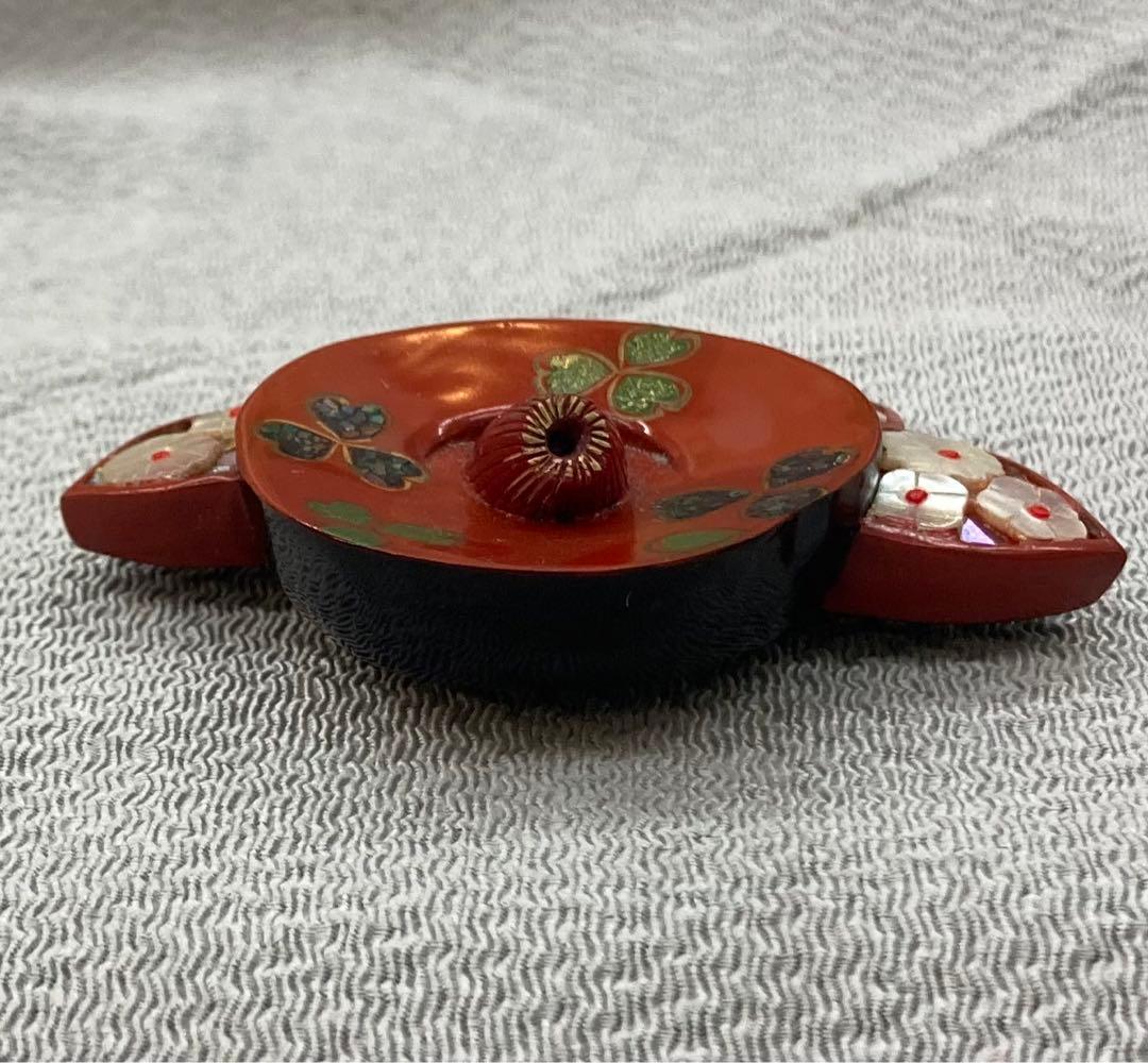 B65s  朱塗椿花形 帯留　菊花　螺鈿細工