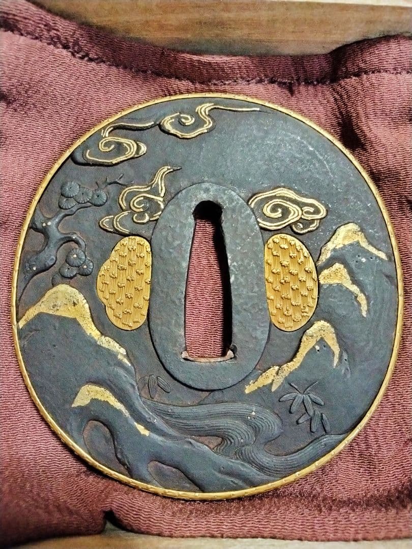 鉄鍔　鐔　(無銘宗典　橋袂賢人図)　江戸時代　金覆輪　金埋金　箱付き