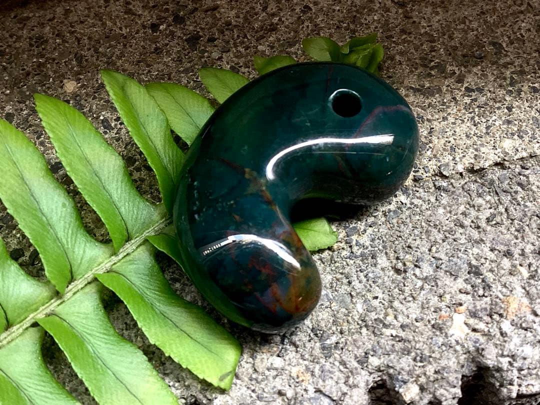 神宿る【 出雲石(青緑色の碧玉) 】島根県花仙山瑪瑙　青瑪瑙　出雲型勾玉　鑑別