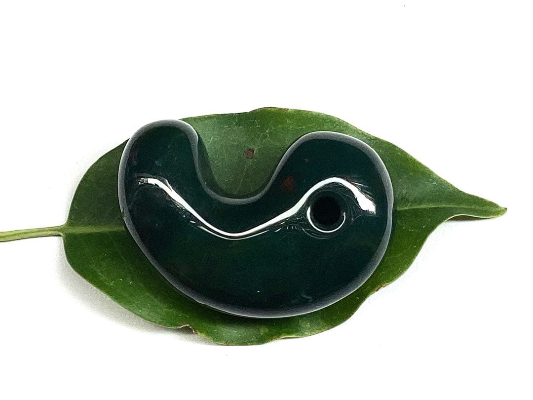 神宿る【 出雲石(青緑色の碧玉) 】島根県花仙山瑪瑙　青瑪瑙　出雲型勾玉　鑑別