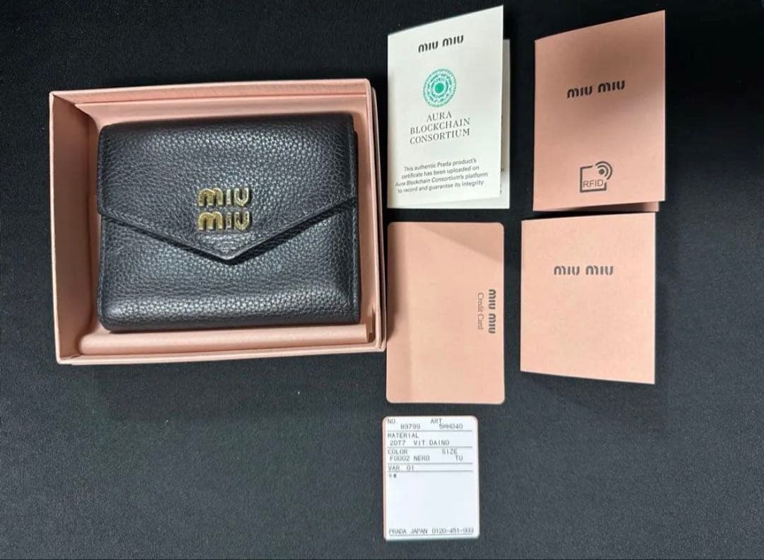 miumiu ヴィッテロダイノレザーフラップ付折り財布