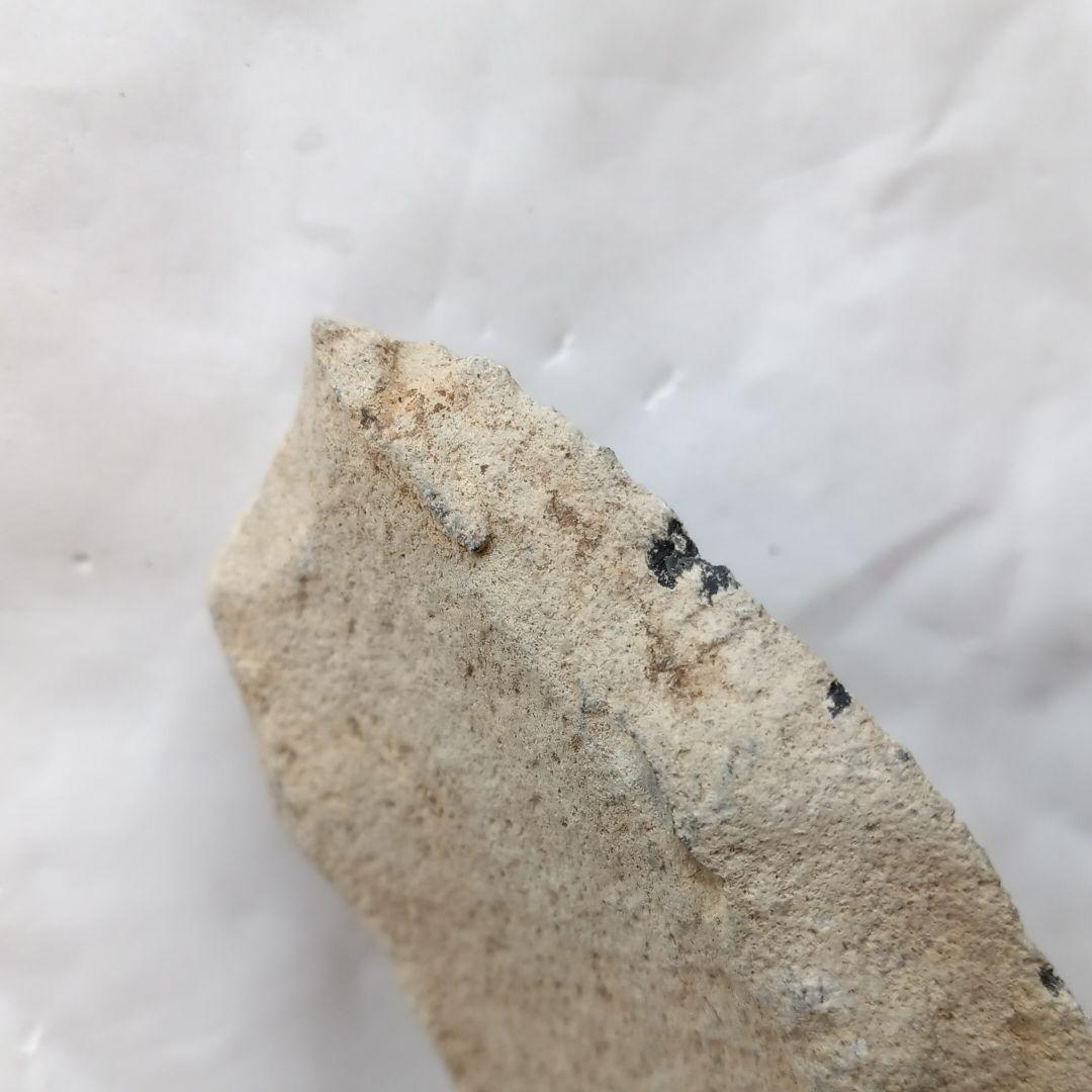 古く風化した裏側が礫石器　サヌカイト　遺跡出土 石器　　200