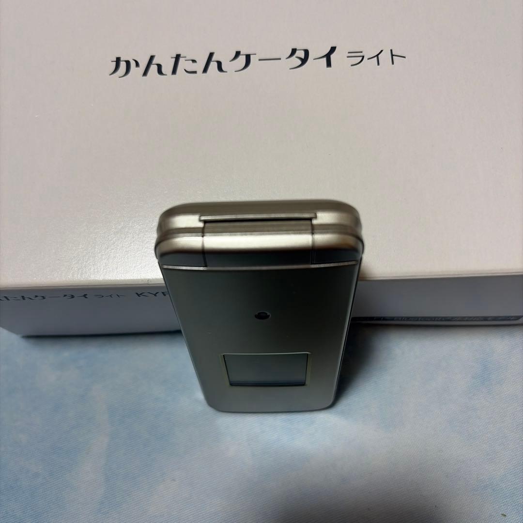 au かんたんケータイライト KYF43 シルバー