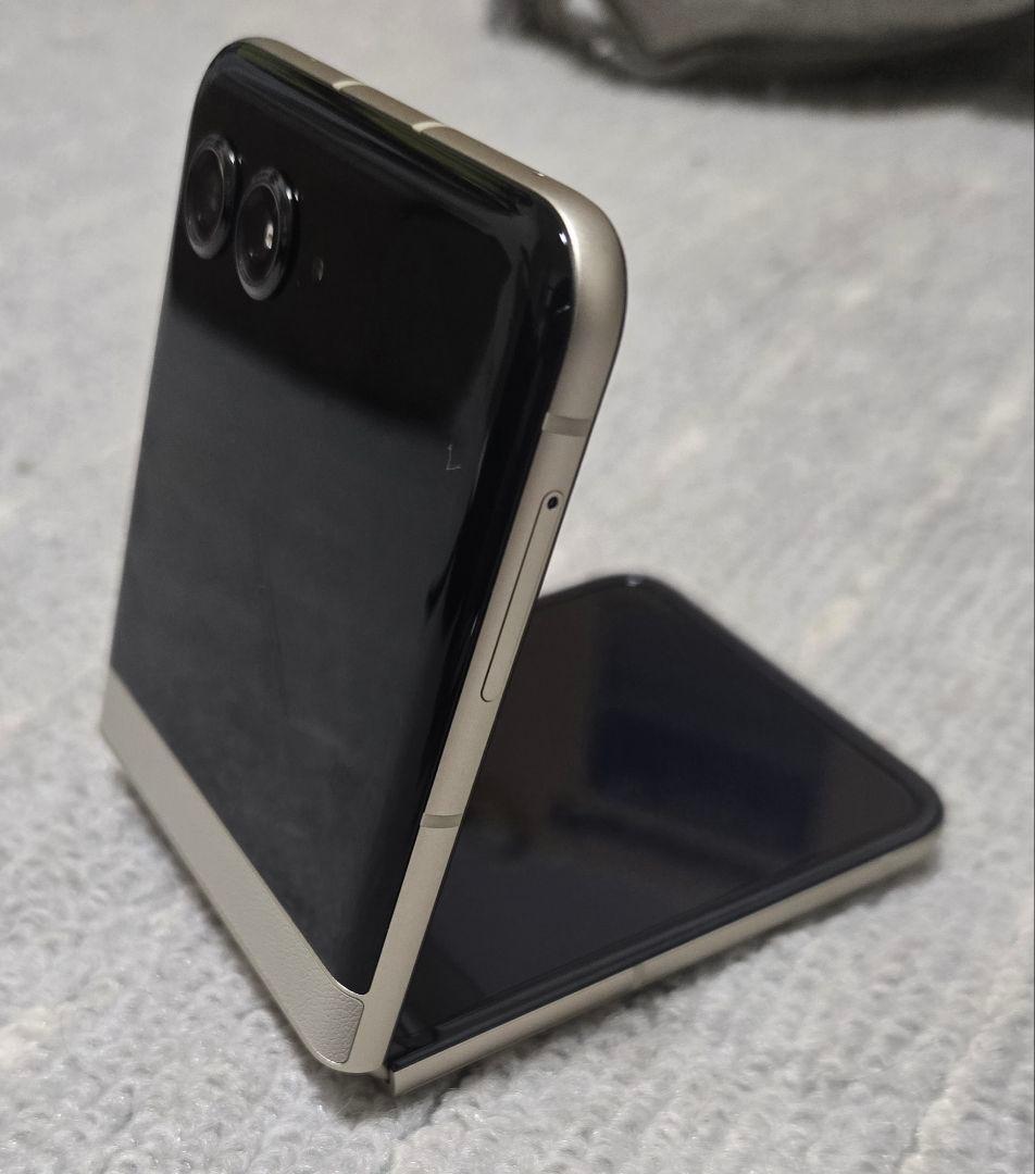 Motorola Razr50 サンドクリーム512GB