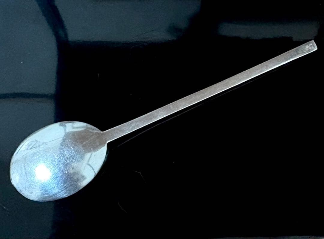 アンティーク　純銀製のスプーン　柄に花紋彫刻42.3g 全長21.cm