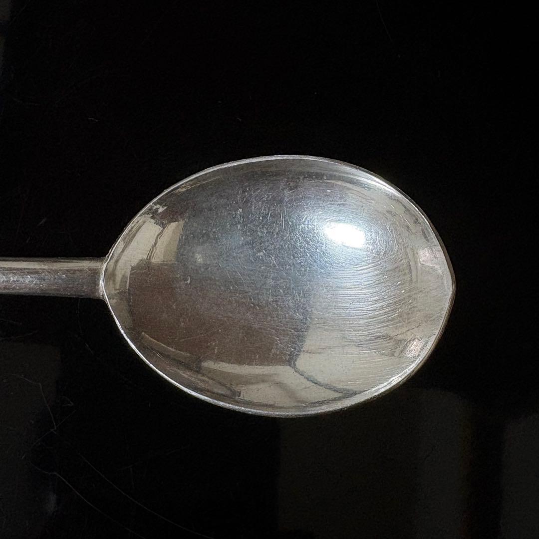 アンティーク　純銀製のスプーン　柄に花紋彫刻42.3g 全長21.cm