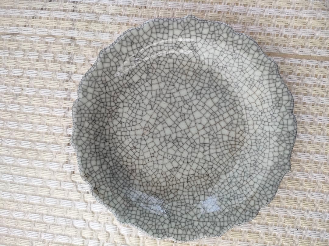 ●中国製 窯変釉 輪花縁皿 直径19cm／灰銀クラックル／裏銘「官」印