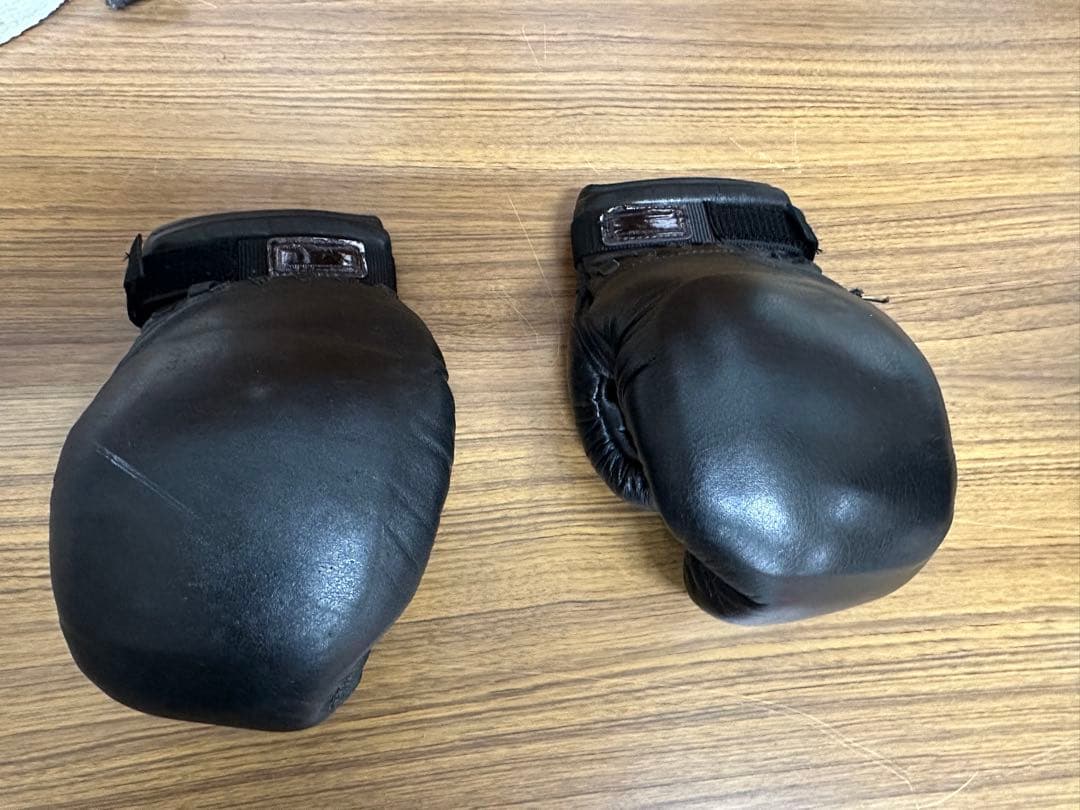 黒いレザー ボクシンググローブ