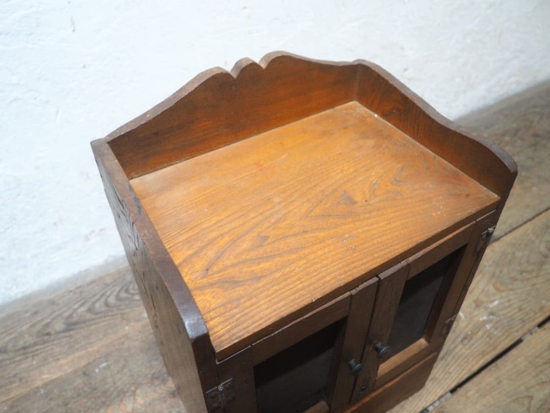 1253　アンティーク　小型の飾り棚　収納棚　キャビネット　古家具　レトロ