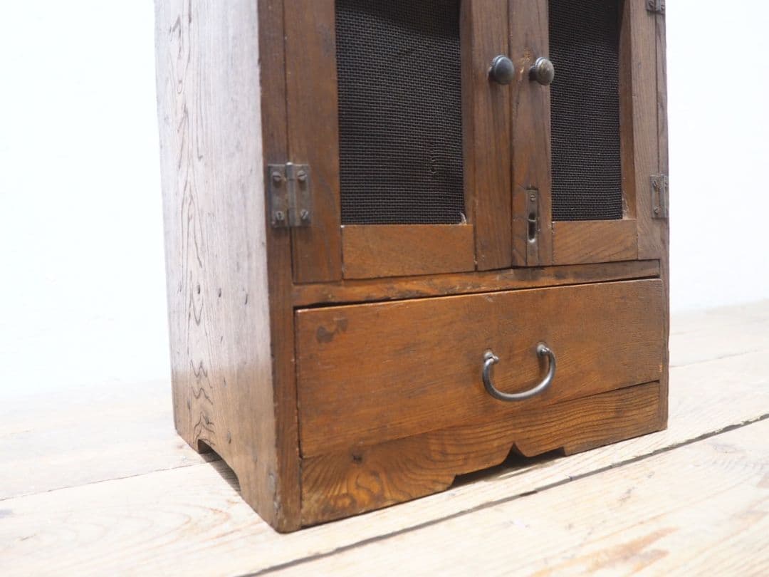 1253　アンティーク　小型の飾り棚　収納棚　キャビネット　古家具　レトロ