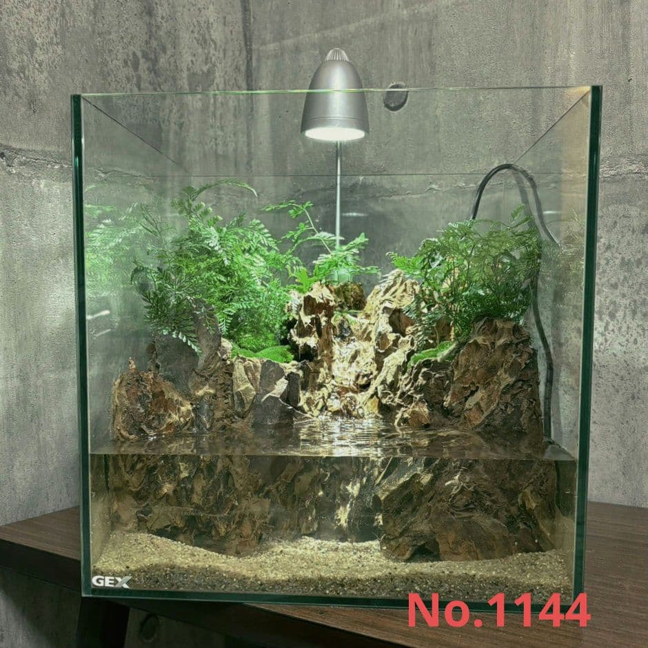 滝の流れるアクアテラリウム　No.1144